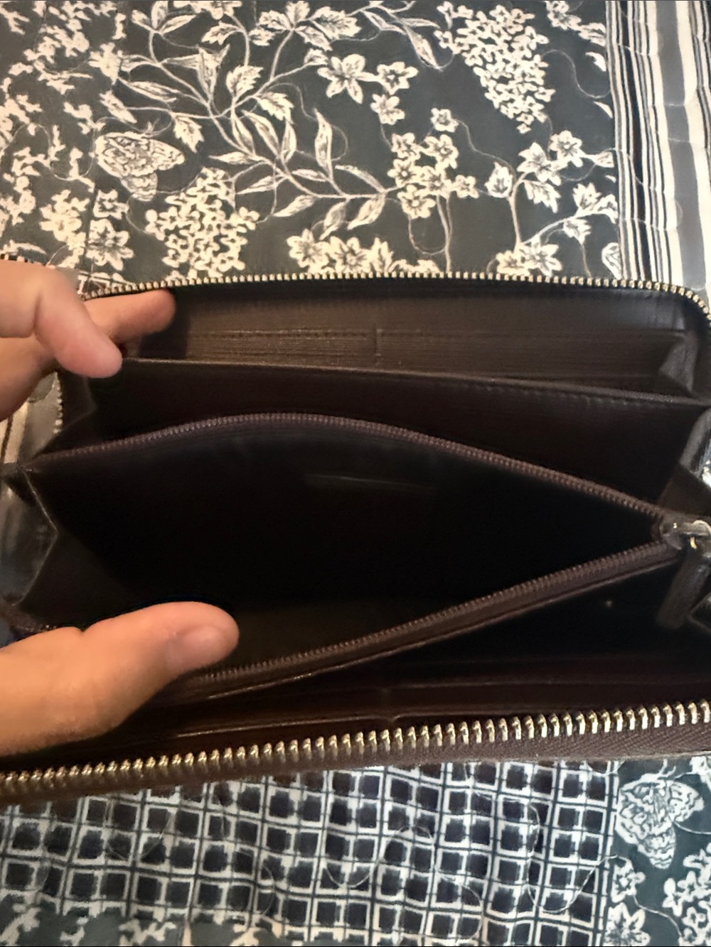 Gucci Brown Zip Wallet with Signature Webbing and Gold Accent - Picture 6 of 10